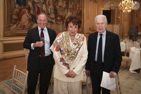 Guest, Roselyne Bachelot, Robert Kopp - Les salons du Cercle Interallié ont fait salle comble ce mardi, réunissant de nombreuses personnalités autour de Maud Bregeon, qui s'est récemment vu confier, en plus du porte-parolat du Gouvernement, le ministère de l'Energie, un portefeuille hautement stratégique, en particulier dans le contexte de crise qui embrase le Moyen-Orient.
© Jack Tribeca / Bestimage