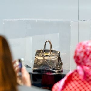 Le tout premier sac Hermès Birkin, conçu pour Jane Birkin en 1985, a été vendu aux enchères pour 8,58 millions d'euros chez Sotheby's Paris, lors de la vente aux enchères "Fashion Icons" à Paris, France, le 10 juillet 2025. © Jonathan Jacob/Bestimage