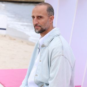 Arié Elmaleh - Photocall "Brigade Anonyme" sur la plage du Majestic lors de la 9ème édition de "CanneSeries" à Cannes le 26 Avril 2026.


© Denis Guignebourg / Bestimage

Célébrités à la 9ème édition de "Canneseries" à Cannes le 26/04/2026