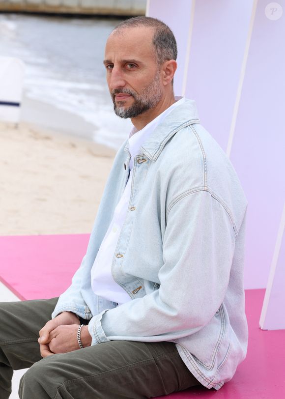 Arié Elmaleh - Photocall "Brigade Anonyme" sur la plage du Majestic lors de la 9ème édition de "CanneSeries" à Cannes le 26 Avril 2026.


© Denis Guignebourg / Bestimage

Célébrités à la 9ème édition de "Canneseries" à Cannes le 26/04/2026