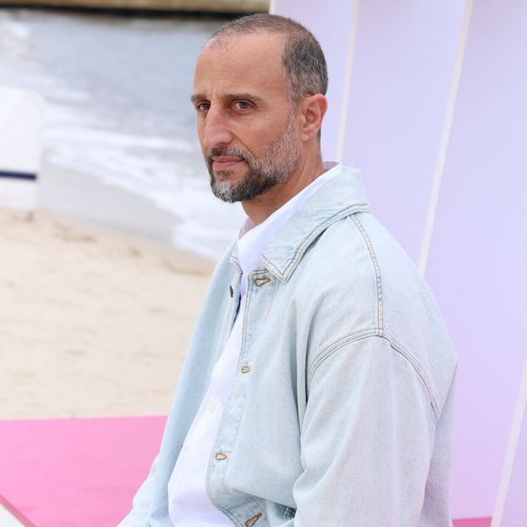 Arié Elmaleh - Photocall "Brigade Anonyme" sur la plage du Majestic lors de la 9ème édition de "CanneSeries" à Cannes le 26 Avril 2026.


© Denis Guignebourg / Bestimage

Célébrités à la 9ème édition de "Canneseries" à Cannes le 26/04/2026