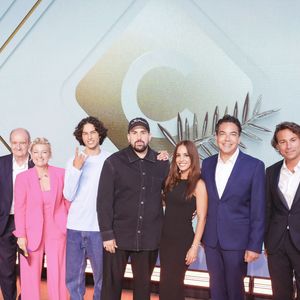 Mohamed Boufhafsi, Pierre Lescure, Anne-Elisabeth Lemoine, Sayyid El Alami, Artus, Alice Belaïdi, Patrick Cohen, Bertrand Chameroy sur le plateau de l'émission "C à vous" lors du 77ème Festival International du Film de Cannes le 20 mai 2024. ©Jack Tribeca / Bestimage