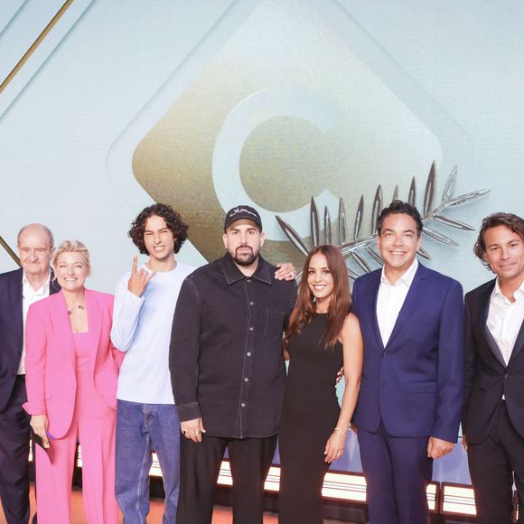 Mohamed Boufhafsi, Pierre Lescure, Anne-Elisabeth Lemoine, Sayyid El Alami, Artus, Alice Belaïdi, Patrick Cohen, Bertrand Chameroy sur le plateau de l'émission "C à vous" lors du 77ème Festival International du Film de Cannes le 20 mai 2024. ©Jack Tribeca / Bestimage
