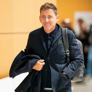 Daniel Riolo - Sorties du tribunal correctionnel de Paris en marge du procès en diffamation entre Didier Deschamps et Daniel Riolo. Le procès en diffamation opposant Didier Deschamps à Daniel Riolo s’est ouvert le 20 novembre 2025 devant la XVIIe chambre du tribunal correctionnel de Paris : Didier Deschamps reproche à Daniel Riolo d’avoir qualifié de « menteur » à propos de la blessure de Karim Benzema lors de la coupe du monde de football en 2022. France, le 20 novembre 2025. © Pierre Perusseau/Bestimage