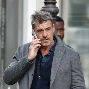 Thierry Neuvic a été aperçu parmi les quelques passants venus rendre un ultime hommage au comédien

Thierry Neuvic - Personnalités à la cérémonie en hommage à Tchéky Karyo en l'église Saint Roch à Paris le 13 novembre 2025.