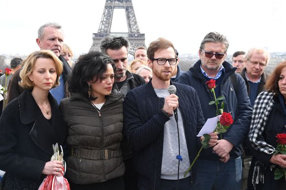 Les familles et les proches des victimes de l'accident d'hélicoptère, survenu lors du tournage en Argentine du jeu d'aventure "Dropped", se sont réunis pour rendre hommage aux disparus et réclamer justice sur l'Esplanade du Trocadéro à Paris, France, le 11 mars 2017. © Lionel Urman/Bestimage