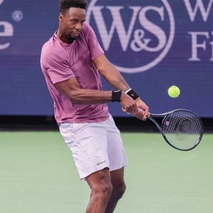 Le 16 août 2024, Mason, Ohio, États-Unis : Gaël Monfils (FRA) frappe un revers à deux mains lors des huitièmes de finale de l'Open de Cincinnati, vendredi, au Lindner Family Tennis Center , Mason, Oh. (Crédit image : © Scott Stuart/ZUMA Press Wire / Bestimage
