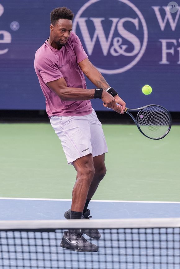 Le 16 août 2024, Mason, Ohio, États-Unis : Gaël Monfils (FRA) frappe un revers à deux mains lors des huitièmes de finale de l'Open de Cincinnati, vendredi, au Lindner Family Tennis Center , Mason, Oh. (Crédit image : © Scott Stuart/ZUMA Press Wire / Bestimage
