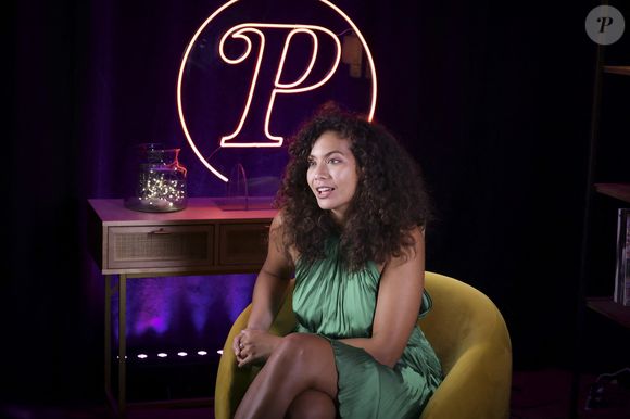 Vaimalama Chaves pose pour notre entretien En Privé avec, dans le cadre de la promotion de son premier livre "O Vai" (éd. First) - dans les locaux de Webedia