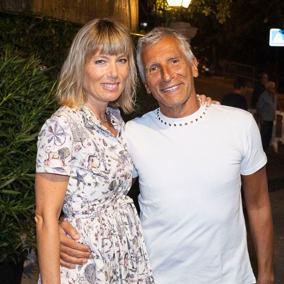 Exclusif - Nagui et sa femme Mélanie Page lors du spectacle "Les gros patinent bien" au théâtre de Verdure lors du 41ème Festival de Ramatuelle ( qui fête ses 40 ans) le 10 août 2025.  © Cyril Bruneau / Bestimage