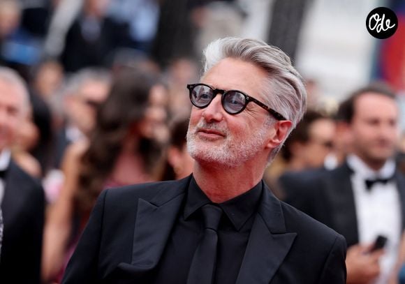 Antoine de Caunes - Montée des marches du film " Highest 2 Lowest " lors du 78ème Festival International du Film de Cannes, au Palais des Festivals à Cannes. Le 19 mai 2025
© Jacovides-Moreau / Bestimage