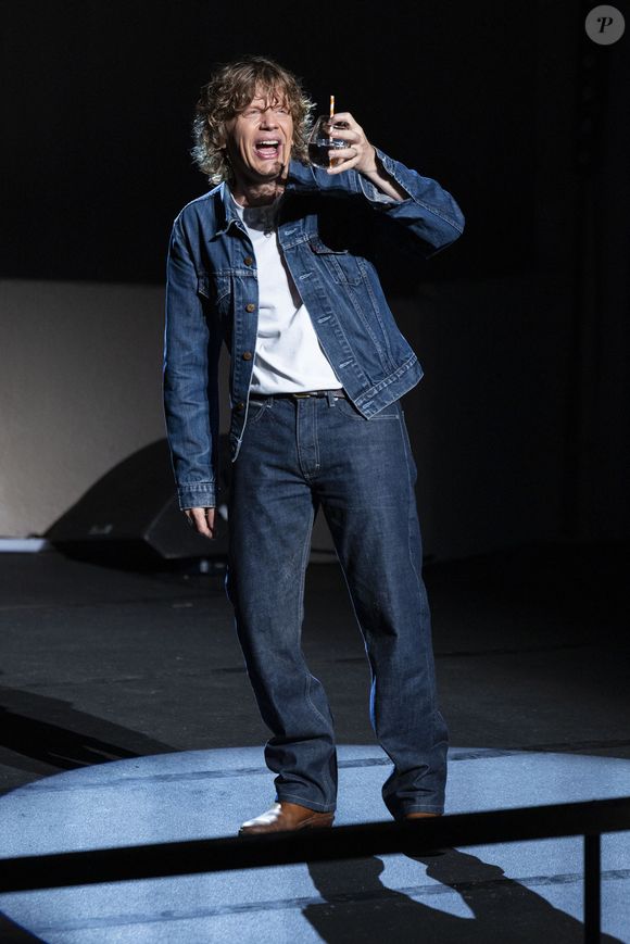 Exclusif - Alex Lutz  dans son spectacle "Sexe, Grog et Rocking Chair" au théâtre de Verdure lors du 41ème Festival de Ramatuelle, le 5 aout 2025.© Cyril Bruneau / Festival de Ramatuelle / Bestimage