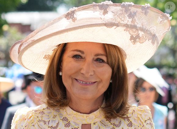 Alors que tout le monde espérait voir Kate Middleton à ce prestigieux événement, la princesse de Galles a finalement renoncé à assister à Royal Ascot

Carole Middleton et sa belle-fille A.Middleton (Thevenet) assistent aux courses hippiques Royal Ascot, le 18 juin 2025. Crédit photo : Julien Burton / Bestimage