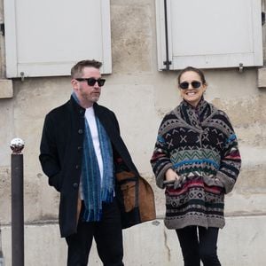 Exclusif - Macaulay Culkin et Natalie Portman sont allés déjeuner au Steam Bar (un restaurant asiatique) puis faire une balade à Paris lors de la Fashion Week de Paris (PFW) le 6 mars 2026. AGENCE / BESTIMAGE