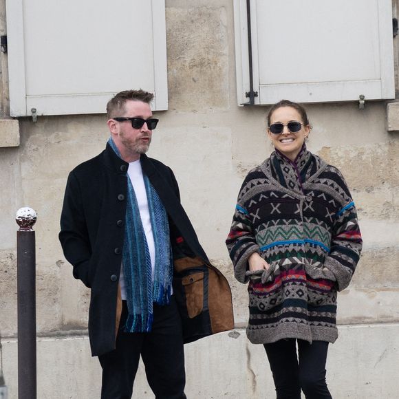 Exclusif - Macaulay Culkin et Natalie Portman sont allés déjeuner au Steam Bar (un restaurant asiatique) puis faire une balade à Paris lors de la Fashion Week de Paris (PFW) le 6 mars 2026. AGENCE / BESTIMAGE