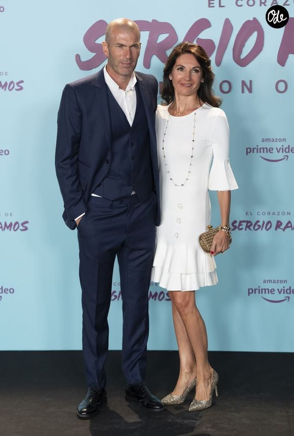 Installés dans le quartier chic de Conde de Orgaz, dans "la villa du Ballon d'Or 1998" - une demeure de 1 000 m² habitables sur 3 000 m² de terrain, estimée à 7 millions d'euros -, ils y mènent une existence très rangée.

Zinedine Zidane et sa femme Véronique - Première du documentaire "Le coeur de Sergio Ramos" à Madrid le 10 septembre 2019