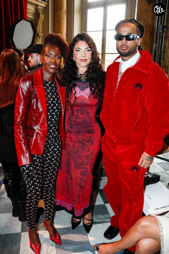 Le chanteur Kalash, sa femme Clara Kata et Rokhaya Diallo au front row du défilé Marine Serre Mode Collection Prêt-à-Porter Automne/Hiver 2025-2026 lors de la Fashion Week de Paris (PFW) à la Monnaie de Paris, France, le 10 mars 2025. © Christophe Clovis/Bestimage