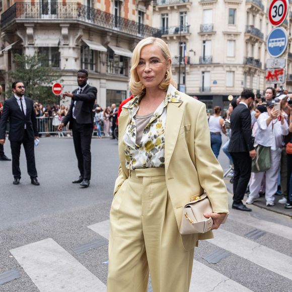 Emmanuelle Béart assiste au défilé AMI dans le cadre de la semaine de la mode masculine printemps 2026 à Paris, le 25 juin 2025 à Paris, France. Photo de Nasser Berzane/ABACAPRESS.COM