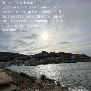 "Je suis tellement contente, j'ai enfin trouvé un pédiatre génial. Qui nous explique les choses, qui prend le temps, qui ne nous force pas à faire les vaccins tout de suite... Qui est pro-allaitement, pro co-dodo... Et qui aime vraiment les enfants ! Bénédiction. Il nous a expliqué que le système immunitaire des bébés est mature à 6 mois, donc c'est une aberration de faire les vaccins avant... c'est comme pisser dans un violon !", a rapporté Louise Chabat.

Louise Chabat se confie sur Instagram