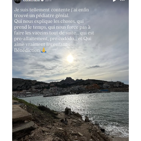 "Je suis tellement contente, j'ai enfin trouvé un pédiatre génial. Qui nous explique les choses, qui prend le temps, qui ne nous force pas à faire les vaccins tout de suite... Qui est pro-allaitement, pro co-dodo... Et qui aime vraiment les enfants ! Bénédiction. Il nous a expliqué que le système immunitaire des bébés est mature à 6 mois, donc c'est une aberration de faire les vaccins avant... c'est comme pisser dans un violon !", a rapporté Louise Chabat.

Louise Chabat se confie sur Instagram