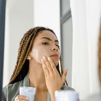 Acide hyaluronique, glycolique, salicylique ou niacinamide : le guide simple pour enfin comprendre lequel choisir pour ma peau
