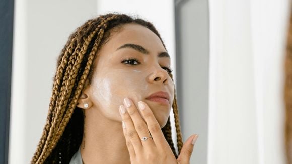 Acide hyaluronique, glycolique, salicylique ou niacinamide : le guide simple pour enfin comprendre lequel choisir pour ma peau