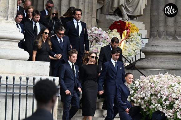 Robert Agostinelli, sa femme Francesca, Héloïse Agostinelli, son frère Carlo Agostinelli, les enfants de la défunte - Sortie des obsèques de Mathilde Favier en l'église Saint-Sulpice à Paris, le 31 août 2026.