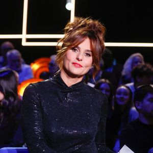 "Il était 6 heures du matin, on n’était pas très réveillés, il y avait une bougie sur le plateau. Je me suis approchée et on a commencé à sentir et entendre du tchi tchi tchi, parce que mes cheveux commençaient à prendre feu" a-t-elle confié.

Exclusif - Faustine Bollaert - Backstage - Enregistrement de l'émission "La Boîte à secrets", au Studio du Lendit, présentée par F.Bollaert et diffusée le 17 janvier sur France 3. Le 17 décembre 2024
© Christophe Clovis / Bestimage