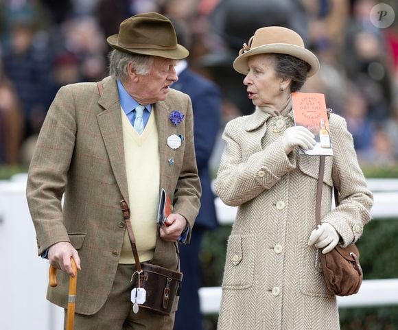 À cette époque, Anne pensait ne jamais se marier avec Andrew lorsqu’il partit pour son service militaire, tandis que Camilla tombait amoureuse de lui.

Andrew Parker Bowles et La princesse Anne - La famille royale au Cheltenham Festival 2024 - jour 2 à l'hippodrome de Cheltenham le 13 mars 2024. AGENCE / BESTIMAGE