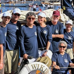 Adriana Karembeu, Marc Lavoine et l'équipage du Wiki - Adriana Karembeu, le mannequin, actrice et animatrice de télévision slovaque, accompagnée par Marc Lavoine, est l'invité du Yacht Club de Monaco pour la Monaco Classic Week à Monaco, le 11 septembre 2025. © Bruno Bebert / Bestimage