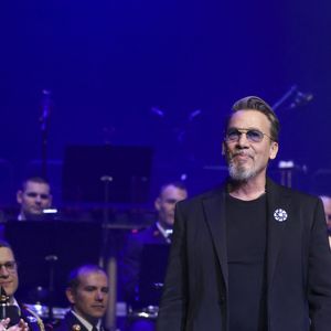 Florent Pagny lors du concert caritatif "Sentinelles d'un soir" au profit de l'association Bleuet de France à la salle Pleyel à Paris le 30 mai 2024. 
Ce concert destiné au grand public est organisé en l’honneur des orphelins de guerre, des veuves, des familles endeuillées, des victimes du terrorisme et de tous les soldats blessés en mission.
Ce concert avec des stars, destiné au grand public, est un exercice nouveau pour les militaires. Le gouverneur militaire de Paris Christophe Abad est chargé du cérémonial dans la Cour d'honneur des Invalides en hommage aux militaires tombés en opération. Il organise également le défilé du 14-Juillet. Et, jusqu’à présent, les concerts ouverts au public étaient plus confidentiels, généralement de la musique classique dans des «emprises militaires» comme la cathédrale Saint-Louis des Invalides ou la chapelle du Val-de-Grâce.
Florent Pagny ne devait remonter sur scène qu’en 2026. Finalement, il a fait dix-sept heures de vol (avec trois correspondances) depuis sa Patagonie pour revenir à Paris le temps d’un concert. Un voyage extrêmement fatigant pour être, jeudi 30 mai, l’une des têtes d’affiche des Sentinelles d’un soir, concert caritatif organisé par le général Christophe Abad, gouverneur militaire de Paris, à la salle Pleyel.

© Jack Tribeca / Bestimage