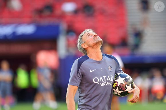 Le 29 mai 2026, Naples, Campanie, Hongrie : Luis Enrique, entraîneur du FC Paris Saint-Germain, à l'entraînement la veille de la finale de l'UEFA Champions League entre le PSG et Arsenal, Budapest, 29/05/2026 (Image de crédit : © Fabio Sasso/AGF via ZUMA Press / Bestimage)