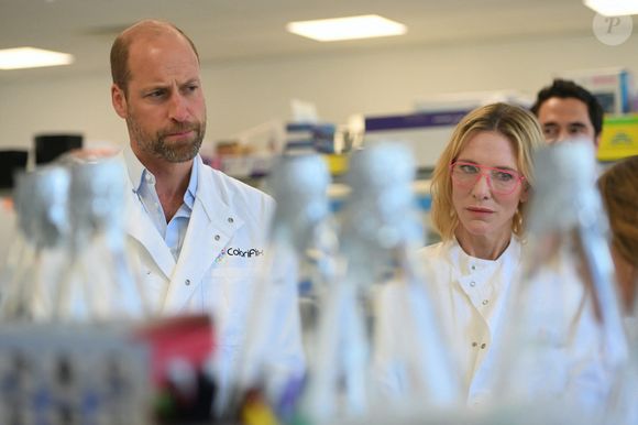 qui récompense chaque année cinq inventeurs par un million de livres pour leurs innovations visant à sauver la planète.

Le prince William, prince de Galles et Cate Blanchett sont en visite à la société Colorifix Limited, finaliste du prix Earthshot le 19 juin 2025.
Colorifix Limited crée des teintures durables pour les vêtements à Norwich
