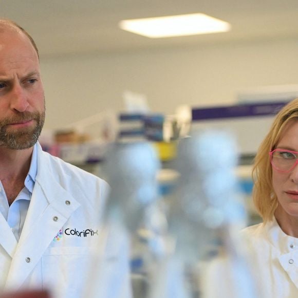 qui récompense chaque année cinq inventeurs par un million de livres pour leurs innovations visant à sauver la planète.

Le prince William, prince de Galles et Cate Blanchett sont en visite à la société Colorifix Limited, finaliste du prix Earthshot le 19 juin 2025.
Colorifix Limited crée des teintures durables pour les vêtements à Norwich