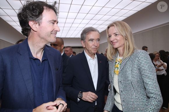 Delphine Arnault dirige Christian Dior Couture, tandis qu’Antoine Arnault gravit les échelons du groupe depuis les années 2000.

Bernard Arnault entre Antoine Arnault et Delphine Arnault (Présidente de Dior) - Défilé de mode Dior Homme, Collection Printemps / Été 2026, Front Row, dans le cadre de la Fashion Week de Paris, France, le 27 Juin 2025.

© Olivier Borde / Bertrand Rindoff / Bestimage