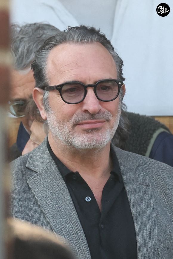 Jean Dujardin - Arrivées aux obsèques de Bruno Salomone en l'église Sainte-Anne de Polangis de Joinville-le-Pont (Val-de-Marne) le 23 mars 2026. © Cyril Moreau - Dominique Jacovides / Bestimage