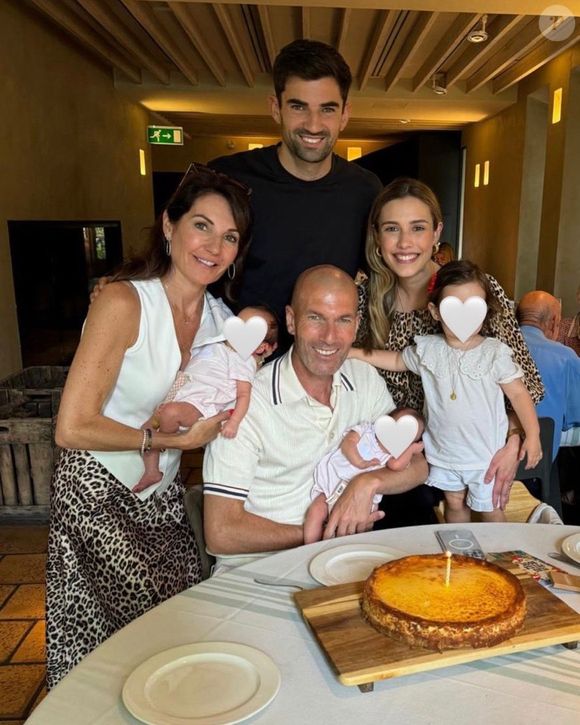 Dans plusieurs d'entre-elles, sa femme, ses frères ou ses enfants sont en affaire à lui...

Zinedine Zidane, son fils Enzo, sa femme Véronique et ses petits-enfants.