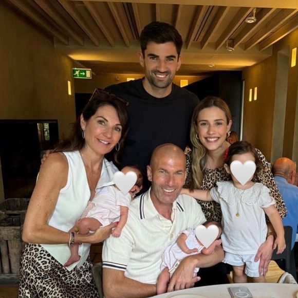 Dans plusieurs d'entre-elles, sa femme, ses frères ou ses enfants sont en affaire à lui...

Zinedine Zidane, son fils Enzo, sa femme Véronique et ses petits-enfants.