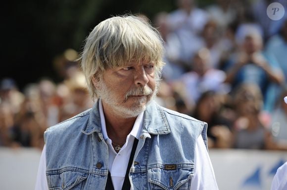 Et d'ajouter : "Il vit avec sa mère, moi je suis la majorité du temps dans le Sud. Cela complique les choses entre nous."

Le chanteur Renaud - Tournoi de pétanque Grand Prix des Personnalités d 'Isle sur la Sorgue dans le Vaucluse. © Eric Etten / Bestimage