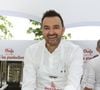 Mais le chef reste très attaché à la capitale.

Les Chefs à Saint-Tropez fêtent les producteurs 2025 - Inauguration de la 5e édition,  les Chefs et les producteurs se retrouvent sur la place des Lices à Saint-Tropez, le 3 mai 2025. Le chef Cyril Lignac. ©Jean-Marc Lhomer / Bestimage.