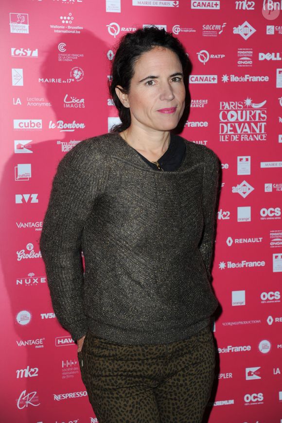 Selon Mazarine Pingeot, la présence des "deux familles" aux funérailles de François Mitterrand était la preuve "d'une forme de tolérance, de part et d'autre".

Mazarine Pingeot arrive à la cérémonie d'ouverture du festival Paris Courts Devant qui se tient au cinéma MK2 Bibliotheque, à Paris, France, le 29 novembre 2016.