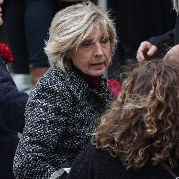 Evelyne Dheliat arrive à la cérémonie d'enterrement de Catherine Laborde à l'église Saint-Roch à Paris, France, le 6 février 2025. L'emblématique présentatrice météo de TF1 est décédée le 28 janvier 2025 à l'âge de 73 ans, des suites d'une démence à corps de Lewy, une maladie neurodégénérative dont Catherine Laborde souffrait depuis 2014. Photo by Nasser Berzane/ABACAPRESS.COM