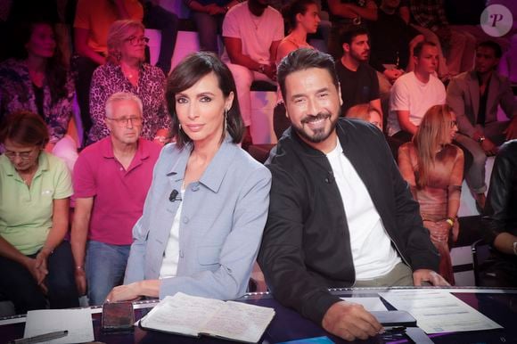 Son médecin de famille lui a ordonné de se rendre aux urgences Exclusif - Géraldine Maillet, Moundir sur le plateau de l'émission Touche pas à mon poste (TPMP) diffusée en direct sur C8 le 10 octobre 2023. © Jack Tribeca / Bestimage