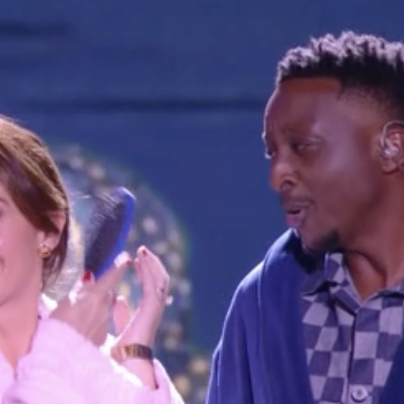 Sa compagne, Julia Vignali, apparaît en train de chanter aux côtés d’Ahmed Sylla. 

"La Chanson secrète" : Kad Merad était l'invité de l'émission avec Michèle Laroque le 26 décembre 2025 TF1