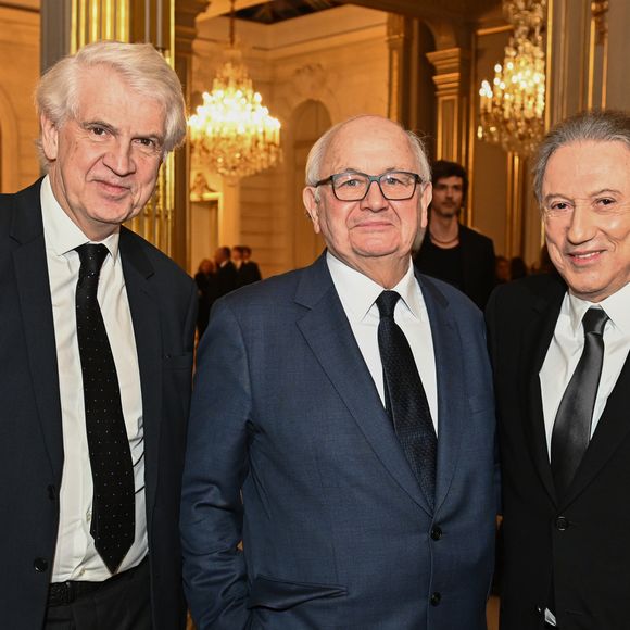 Exclusif - Michel Drucker , le docteur Marc Dufour et le professeur Michel Desnos. M.Drucker reçoit la médaille de Commandeur de la Légion d’honneur par le président de la République Française Emmanuel Macron au palais de l'Elysée à Paris, le 13 février 2025.
© Guillaume Gaffiot / Bestimage