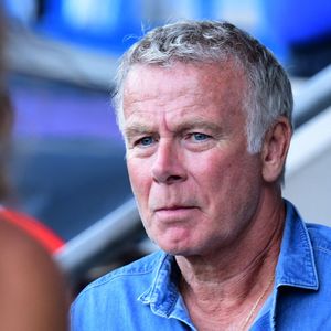 Franck Dubosc - Célébrités lors du match de gala caritatif entre l'équipe de Nico Capone et celle de Redouane Bougheraba au profit des fondations Théodora et Terres d'espoir en faveur des enfants hospitalisés et des personnes en difficulté au stade de la Tuiliere à Lausanne en Suisse le 6 Septembre 2025. © Romain Doucelin/Bestimage