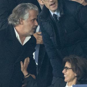 Rachida Dati très tactile avec Vincent Labrune - Célébrités dans les tribunes du match de Ligue des Champions entre le PSG contre le Bayern de Munich (1-2) au Parc des Princes à Paris le 4 novembre 2025. © Cyril Moreau/Bestimage
