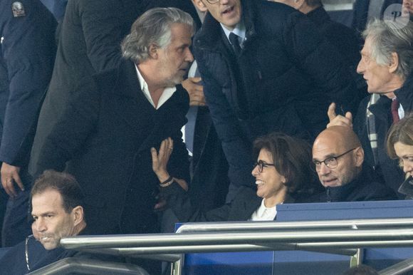 Rachida Dati très tactile avec Vincent Labrune - Célébrités dans les tribunes du match de Ligue des Champions entre le PSG contre le Bayern de Munich (1-2) au Parc des Princes à Paris le 4 novembre 2025. © Cyril Moreau/Bestimage