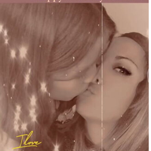 Sa fille Maya Lecat, 21 ans, vit très loin de sa mère.

Hélène Ségara et sa fille Maya © Instagram