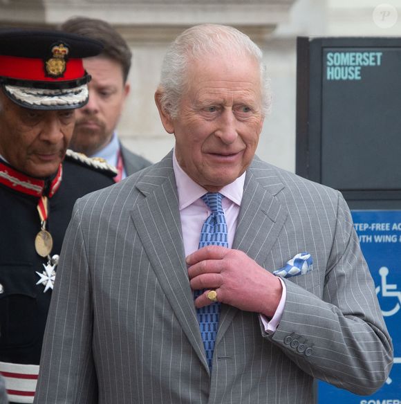 Le roi Charles III d'Angleterre, quitte l'exposition "Soil : Le monde à nos pieds" au Somerset House à Londres, le 26 mars 2025. (Zuma Press / Bestimage).
